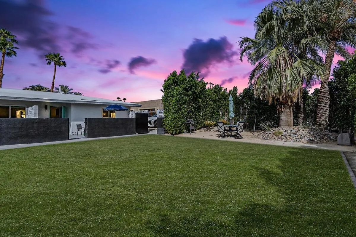Mid-Century Modern Oasis Near Downtown Palm Springs Villa