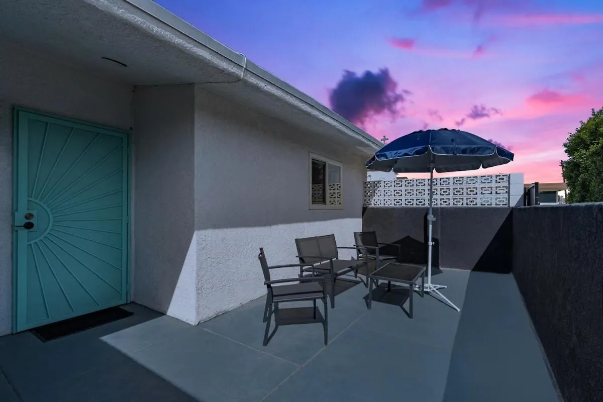 Mid-Century Modern Oasis Near Downtown Palm Springs Villa